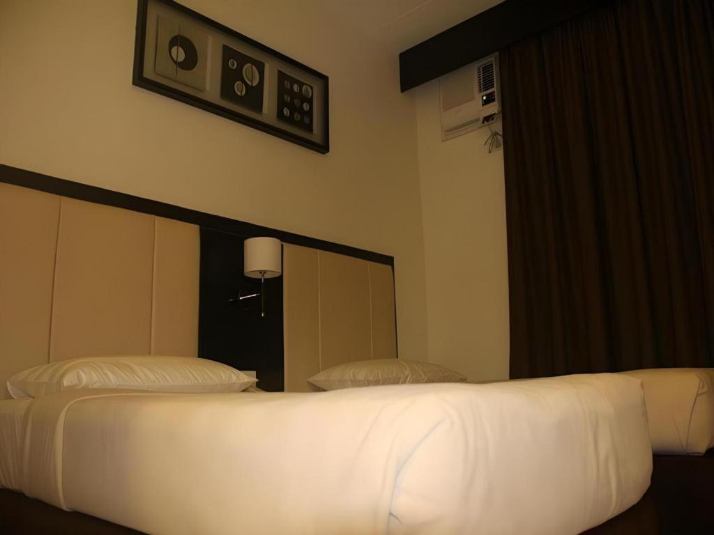 Manhattan Suites Inn Dumaguete City Exterior photo