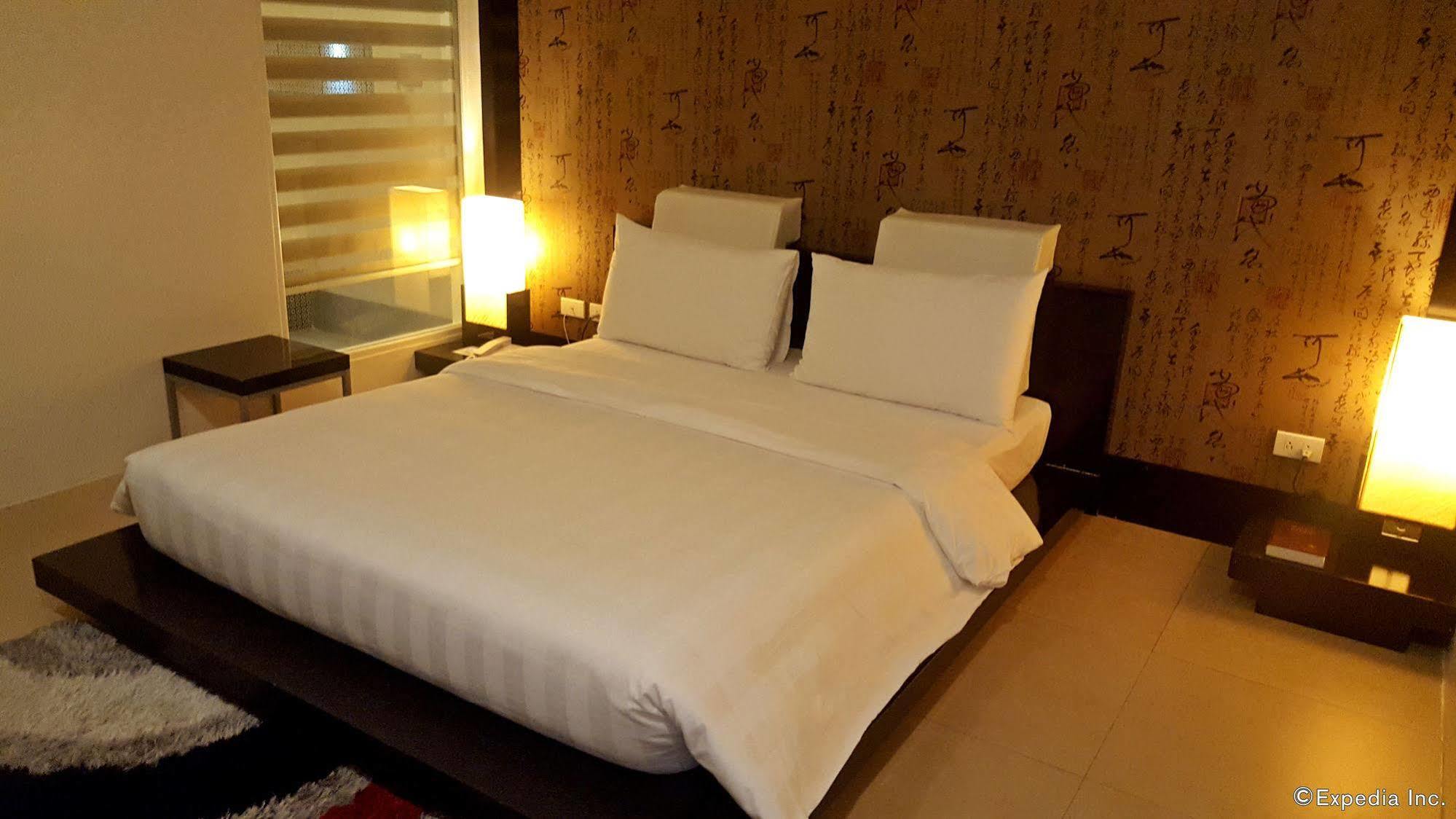 Manhattan Suites Inn Dumaguete City Exterior photo
