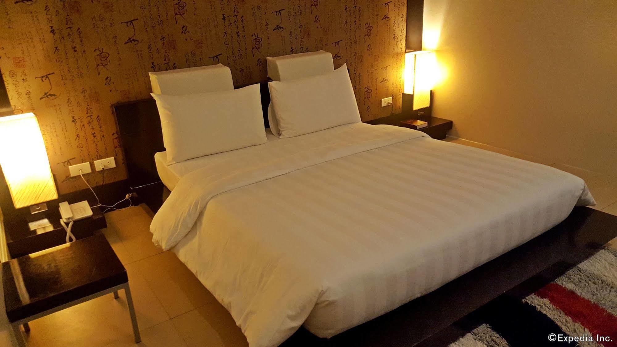 Manhattan Suites Inn Dumaguete City Exterior photo